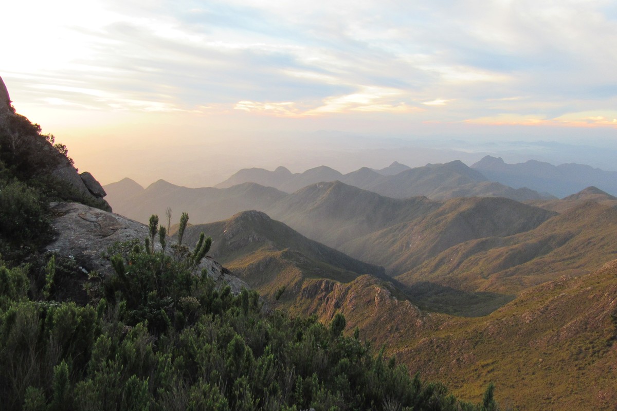 Vista das montanhas do Parque Nacional do Caparaó ao entardecer (zh) 黄昏时分卡帕拉奥国家公园层叠山峦的全景,山谷中弥漫着薄雾